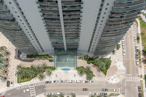 Condominio en alquiler en Miami, Florida, 4 dormitorios, 219.71 m2 № 2172998 - foto 28