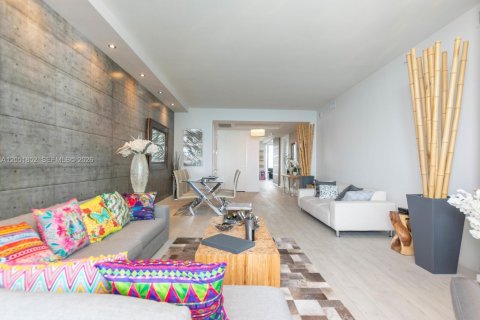 Condominio en alquiler en Miami, Florida, 4 dormitorios, 219.71 m2 № 2172998 - foto 21