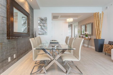 Condominio en alquiler en Miami, Florida, 4 dormitorios, 219.71 m2 № 2172998 - foto 12