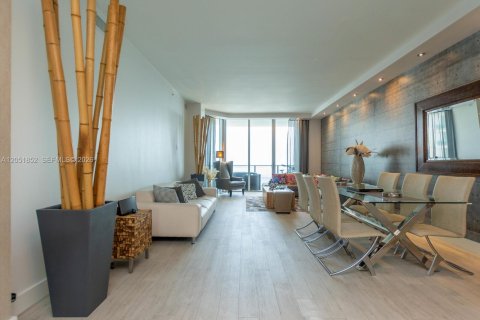 Condominio en alquiler en Miami, Florida, 4 dormitorios, 219.71 m2 № 2172998 - foto 7