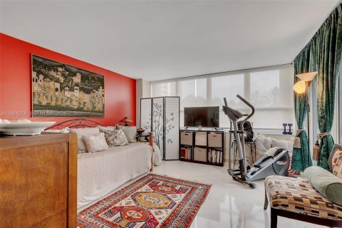 Condo in Miami, Florida, 2 bedrooms  № 2026243 - photo 12