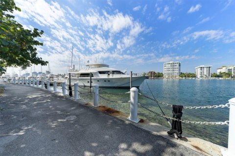 Condo in Miami, Florida, 2 bedrooms  № 2026243 - photo 20