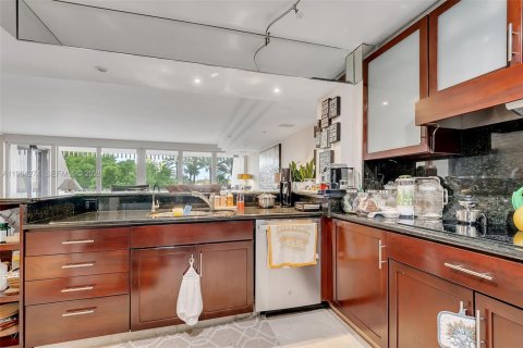 Condo in Miami, Florida, 2 bedrooms  № 2026243 - photo 5