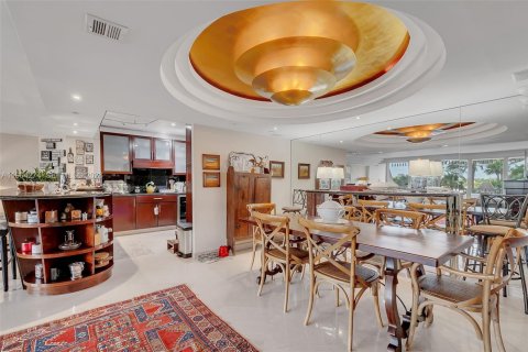 Condo in Miami, Florida, 2 bedrooms  № 2026243 - photo 3