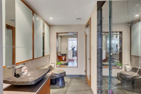 Condo in Miami, Florida, 2 bedrooms  № 2026243 - photo 13