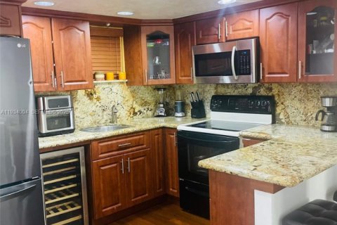 Condominio en alquiler en Doral, Florida, 1 dormitorio, 65.96 m2 № 1992232 - foto 1