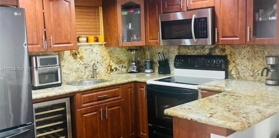 Condominio en Doral, Florida, 1 dormitorio  № 1992232