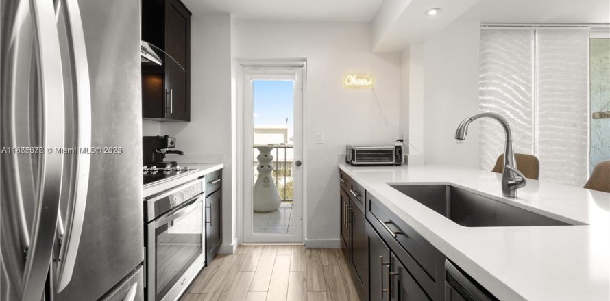 Condominio en Miami, Florida, 1 dormitorio № 1932485
