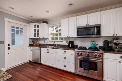 House in Saint Petersburg, Florida 4 bedrooms, 214.05 sq.m. № 1917680 - photo 14
