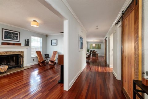 House in Saint Petersburg, Florida 4 bedrooms, 214.05 sq.m. № 1917680 - photo 5