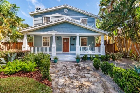 House in Saint Petersburg, Florida 4 bedrooms, 214.05 sq.m. № 1917680 - photo 1