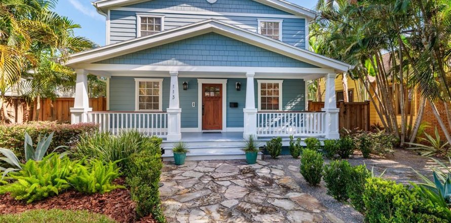 House in Saint Petersburg, Florida 4 bedrooms, 214.05 sq.m. № 1917680