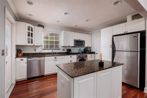 House in Saint Petersburg, Florida 4 bedrooms, 214.05 sq.m. № 1917680 - photo 13