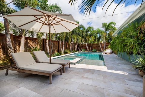 House in Saint Petersburg, Florida 4 bedrooms, 214.05 sq.m. № 1917680 - photo 25