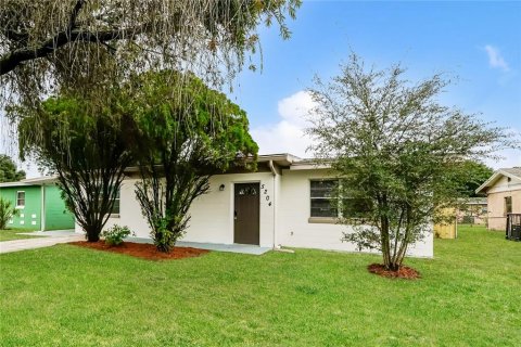 House in Tampa, Florida 3 bedrooms, 123.65 sq.m. № 1771109 - photo 1
