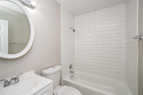 House in Tampa, Florida 3 bedrooms, 123.65 sq.m. № 1771109 - photo 10