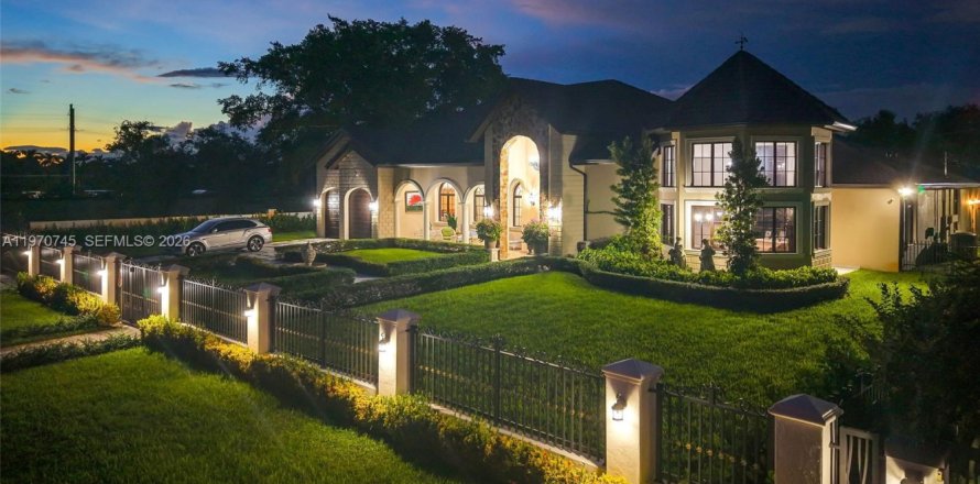 Дом в Майами, Флорида 7 спален, 561.59м2 № 2031153