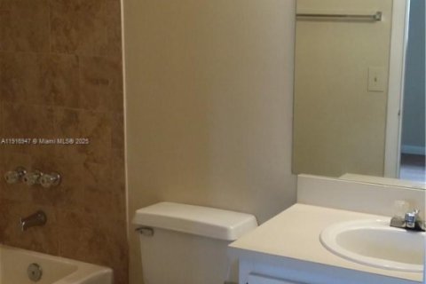 Adosado en alquiler en Pembroke Pines, Florida, 2 dormitorios, 103.4 m2 № 1973709 - foto 5