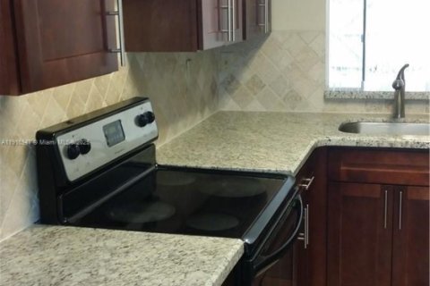 Adosado en alquiler en Pembroke Pines, Florida, 2 dormitorios, 103.4 m2 № 1973709 - foto 1