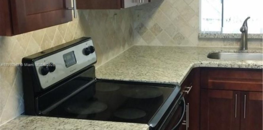 Adosado en Pembroke Pines, Florida 2 dormitorios, 103.4 m2 № 1973709