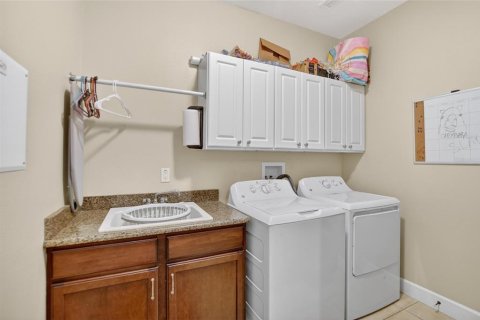 House in Tampa, Florida 4 bedrooms, 356.09 sq.m. № 2092954 - photo 21