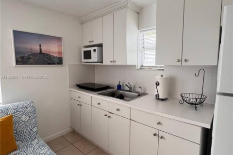 House in Miami, Florida 1 bedroom № 2041992 - photo 5