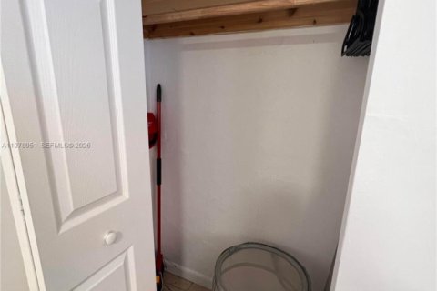 House in Miami, Florida 1 bedroom № 2041992 - photo 12