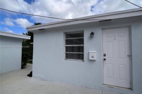 House in Miami, Florida 1 bedroom № 2041992