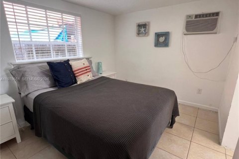 House in Miami, Florida 1 bedroom № 2041992 - photo 8