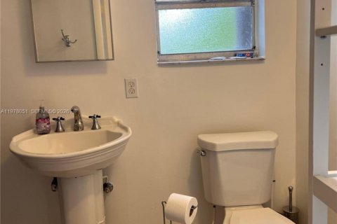 House in Miami, Florida 1 bedroom № 2041992 - photo 18