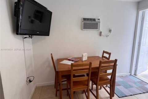House in Miami, Florida 1 bedroom № 2041992 - photo 7