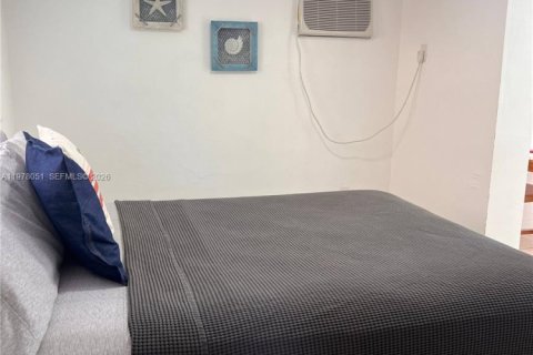 House in Miami, Florida 1 bedroom № 2041992 - photo 11