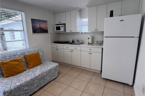 House in Miami, Florida 1 bedroom № 2041992 - photo 4