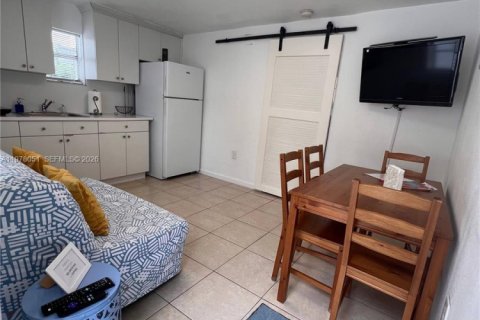 House in Miami, Florida 1 bedroom № 2041992 - photo 2