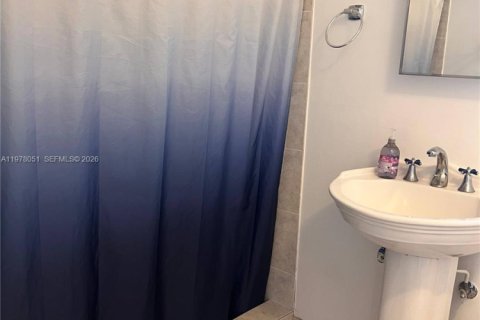 House in Miami, Florida 1 bedroom № 2041992 - photo 14