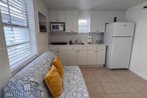 House in Miami, Florida 1 bedroom № 2041992 - photo 3