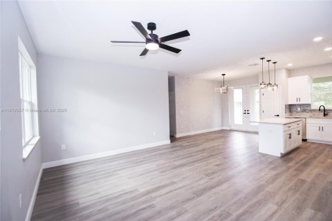 House in Sebring, Florida 3 bedrooms, 139.82 sq.m. № 1758790 - photo 7