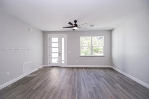 House in Sebring, Florida 3 bedrooms, 139.82 sq.m. № 1758790 - photo 5