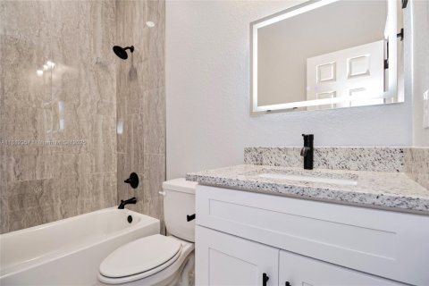 House in Sebring, Florida 3 bedrooms, 139.82 sq.m. № 1758790 - photo 4