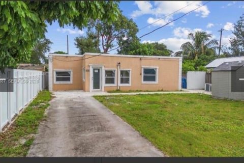 Дом в Майами, Флорида 3 спальни, 101.82м2 № 2023818