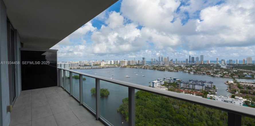 Condominio en North Miami Beach, Florida, 2 dormitorios  № 1992904