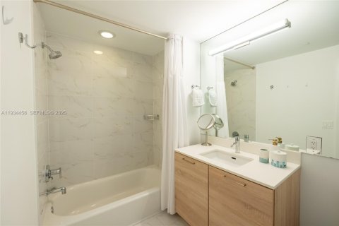 Condominio en venta en North Miami Beach, Florida, 2 dormitorios, 104.33 m2 № 1992904 - foto 18