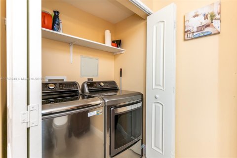 Condo in Sunny Isles Beach, Florida, 2 bedrooms  № 1961516 - photo 26