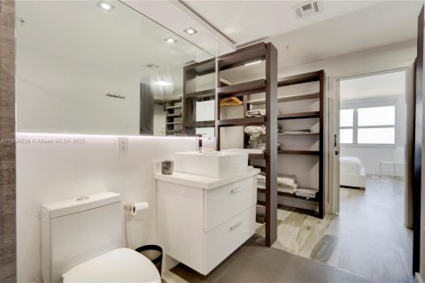 Condo in Miami Beach, Florida, 2 bedrooms  № 1742308 - photo 18