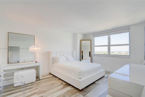 Condo in Miami Beach, Florida, 2 bedrooms  № 1742308 - photo 16