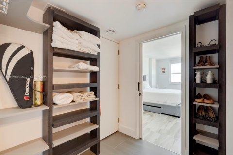 Condo in Miami Beach, Florida, 2 bedrooms  № 1742308 - photo 12