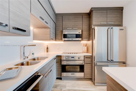 Condo in Miami Beach, Florida, 2 bedrooms  № 1742308 - photo 9