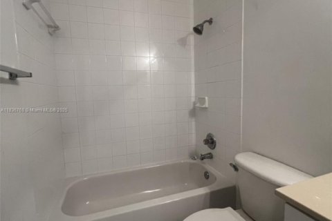 House in Sunrise, Florida 3 bedrooms, 155.89 sq.m. № 1820085 - photo 3