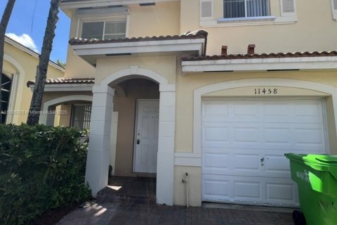 House in Sunrise, Florida 3 bedrooms, 155.89 sq.m. № 1820085 - photo 1
