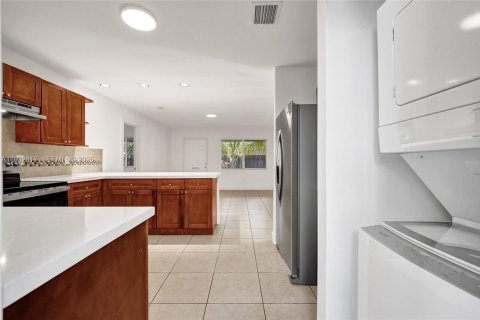 Снять в аренду виллу или дом в Халландейл-Бич, Флорида 3 спальни, 125.42м2, № 1991565 - фото 2